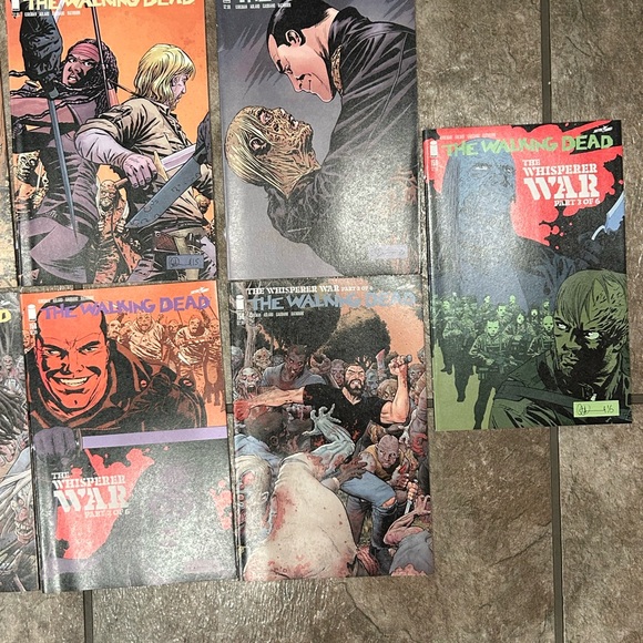 24 Walking Dead comics - Picture 6 of 6